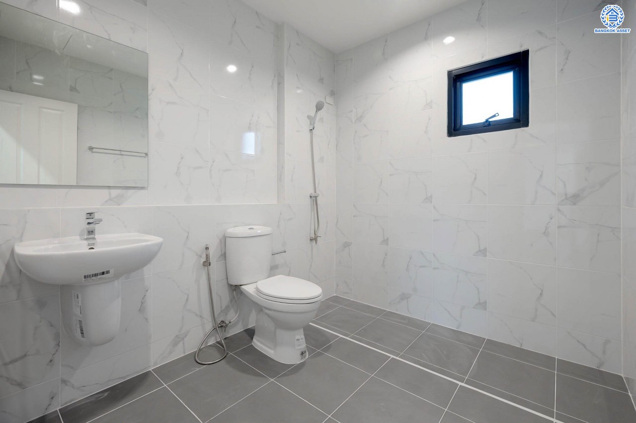 บ้านมือสองตกแต่งใหม่ โครงการ ลภาวัน9 ชัยพฤกษ์-ปากเกร็ด เนื้อที่ 71.9 ตร.ว. ฟังก์ชัน 3 ห้องนอน 3 ห้องน้ำ 1 ห้องอเนกประสงค์ 2 ที่จอดรถ ภายในบ้านกว้างขวาง ตอบโจทย์ทุกคนในครอบครัว บนทำเลที่ดีที่สุด เดินทางสะดวก เชื่อมต่อเมือง ใกล้เซ็นทรัลแจ้งวัฒนะ โรบินสัน ไลฟ์ไตล์ ราชพฤกษ์ และรถไฟฟ้าสายสีม่วง "สถานีบางพลู"